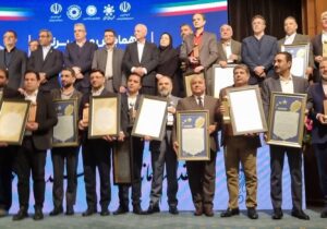 دریافت تندیس زرین جشنواره ویژند