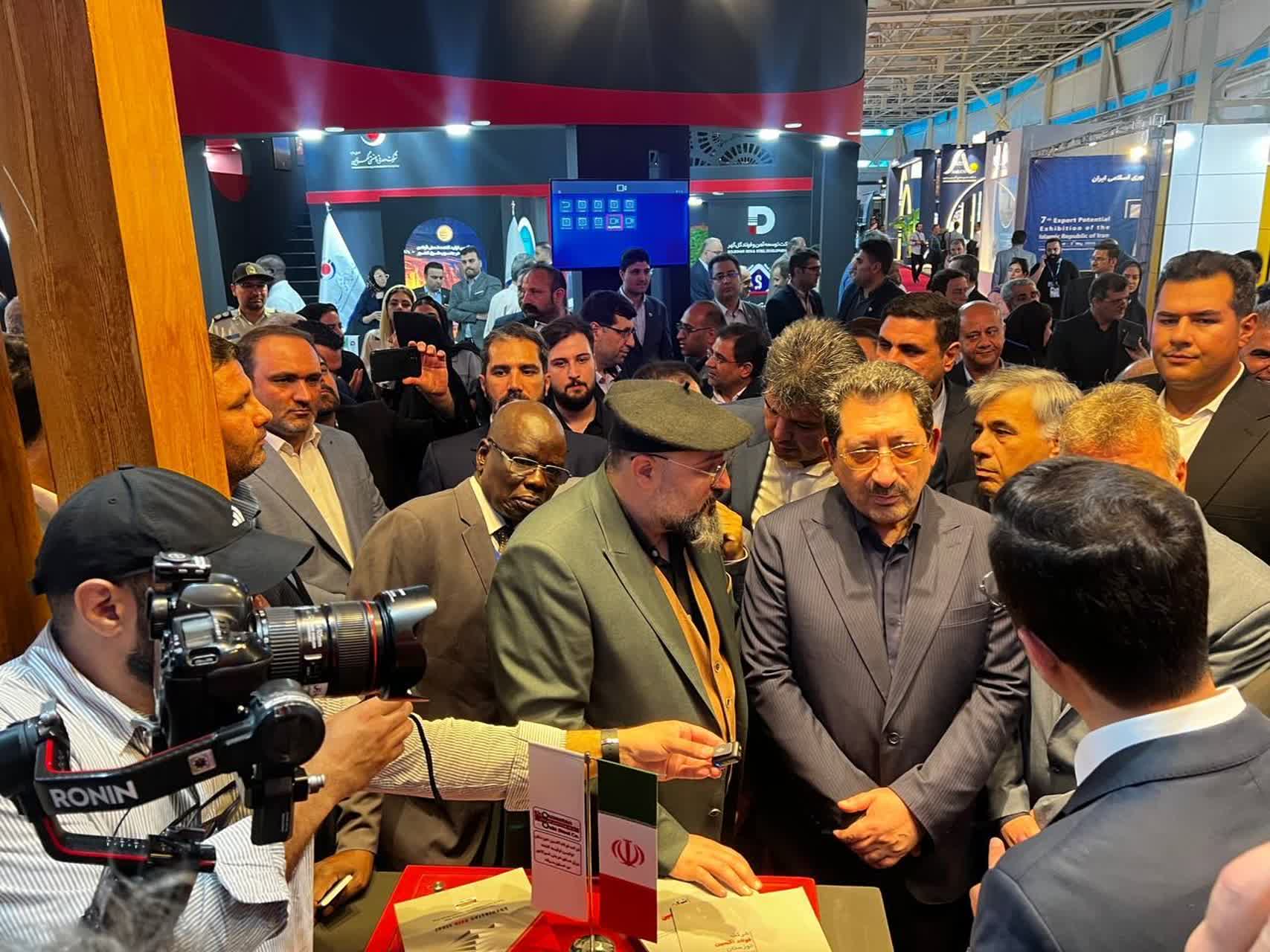 وزیر صمت در غرفه فولاد اکسین خوزستان