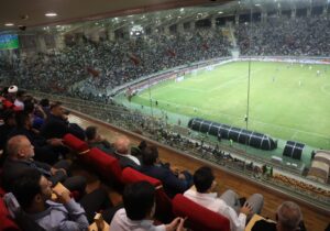 حضور استاندار خوزستان در ورزشگاه شهدای فولاد جهت حمایت از نماینده استان