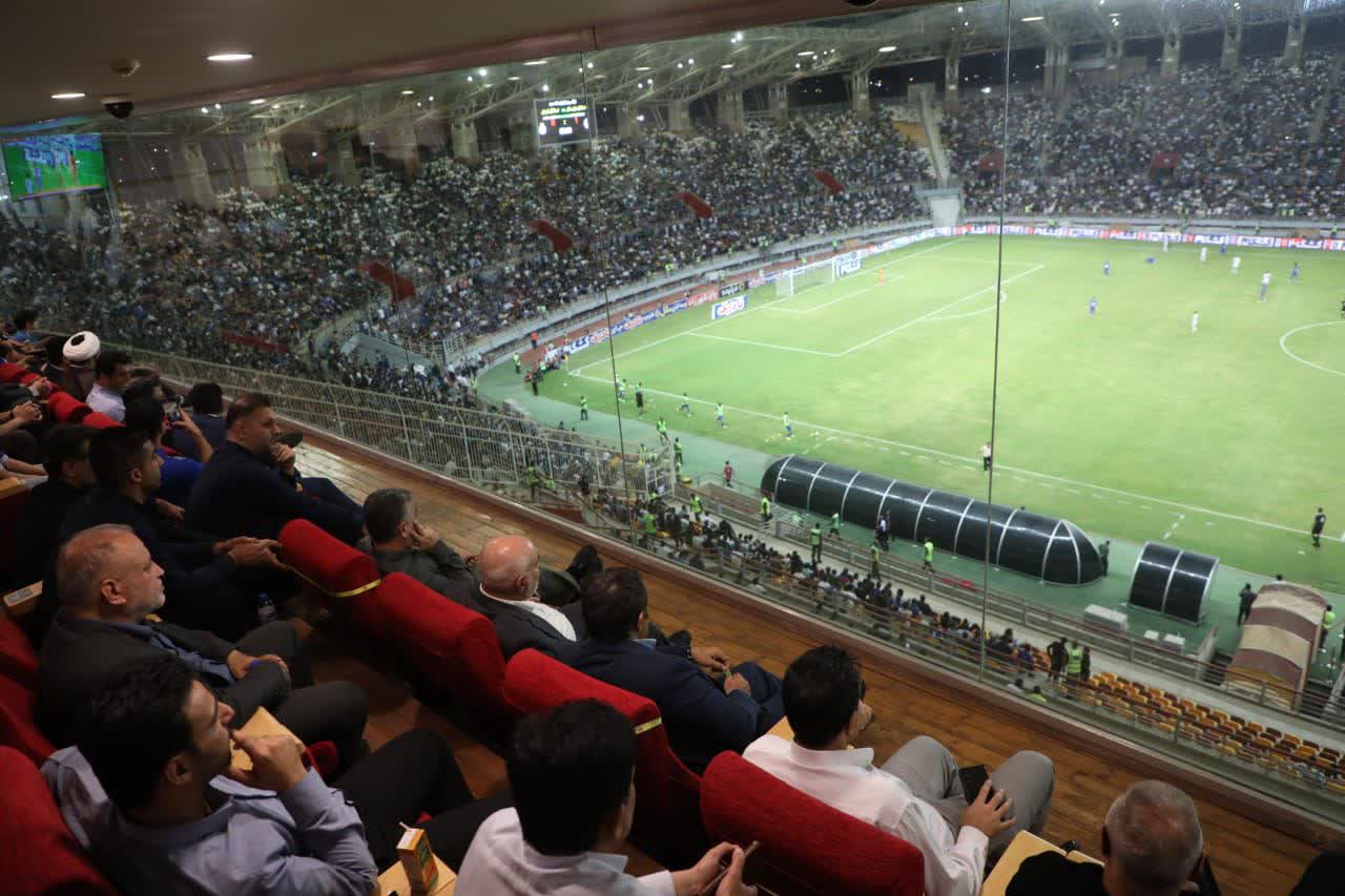 حضور استاندار خوزستان در ورزشگاه شهدای فولاد جهت حمایت از نماینده استان