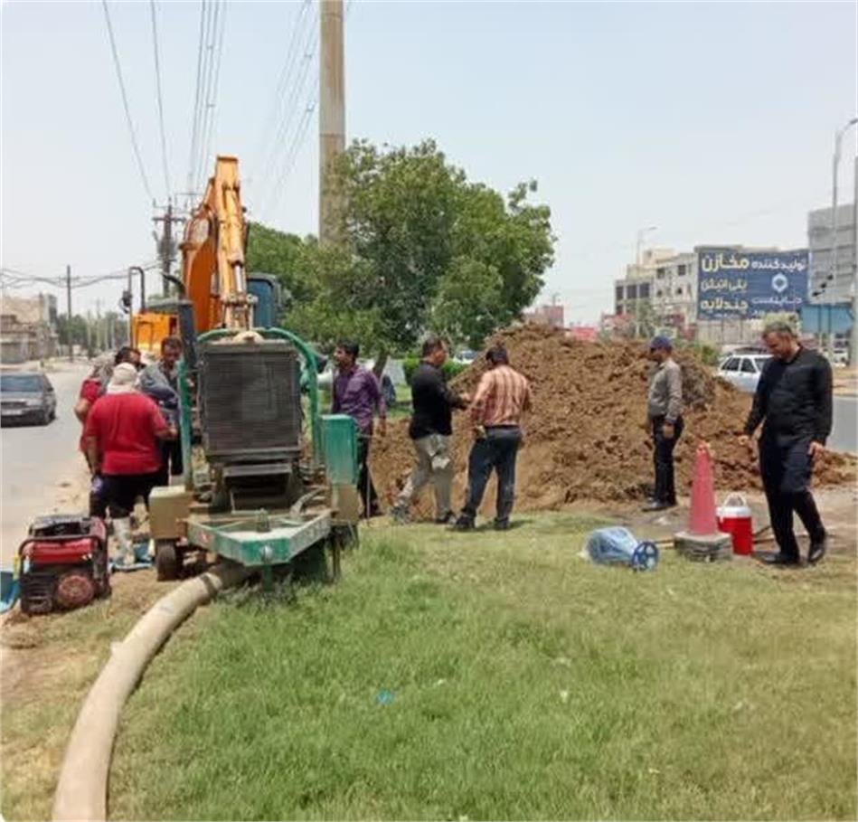عملیات تقویت فشار آب منطقه کوی مشعلی با اتصال خط انتقال جدید در خیابان صابر توسط شرکت آب و فاضلاب اهواز در مرحله‌ی پایانی خود قرار گرفت