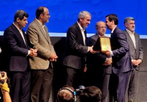 در مراسمی با حضور وزیر اقتصاد      گواهی سپرده کالایی گندله چادرملو رونمایی شد