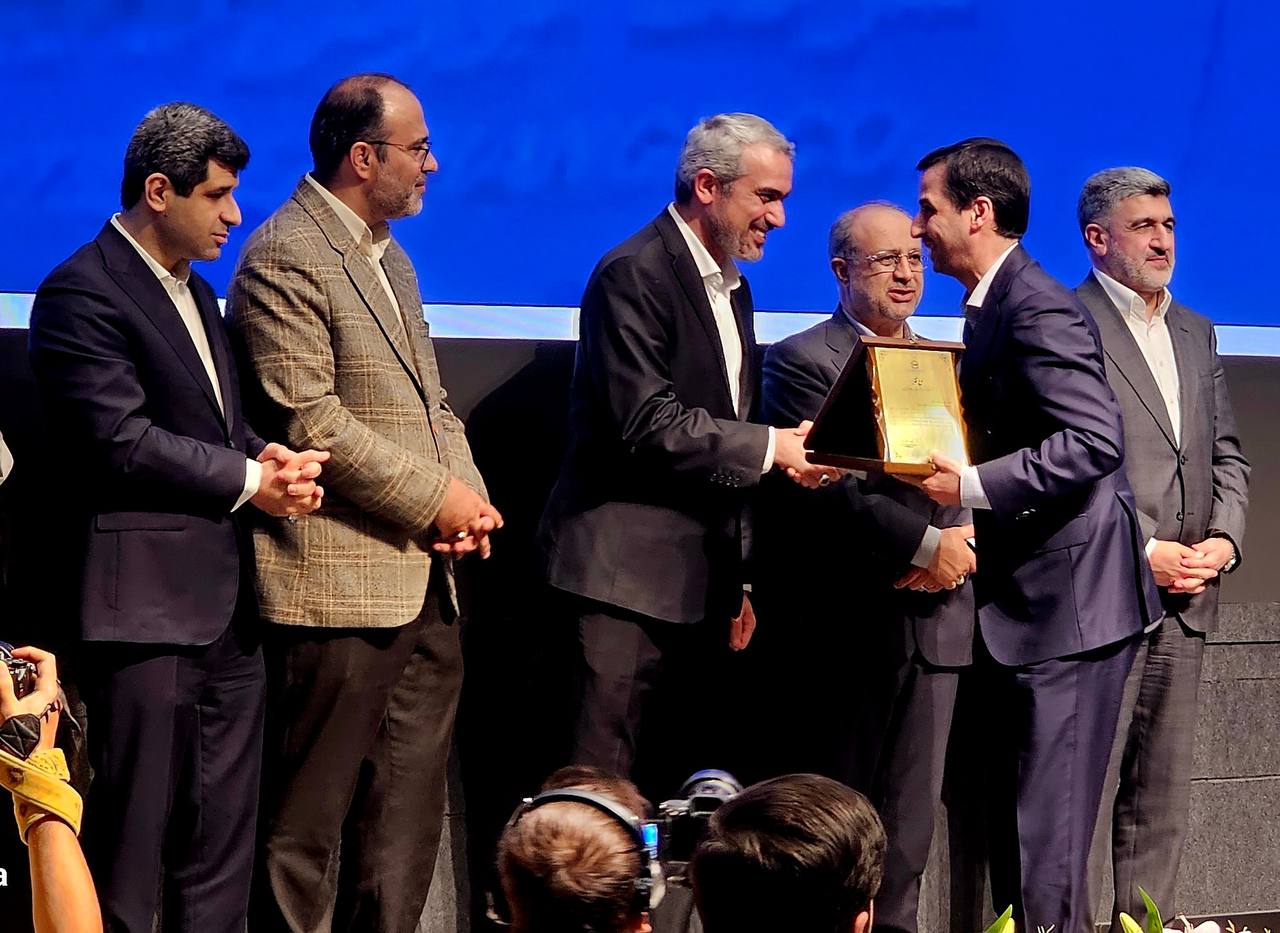 در مراسمی با حضور وزیر اقتصاد      گواهی سپرده کالایی گندله چادرملو رونمایی شد