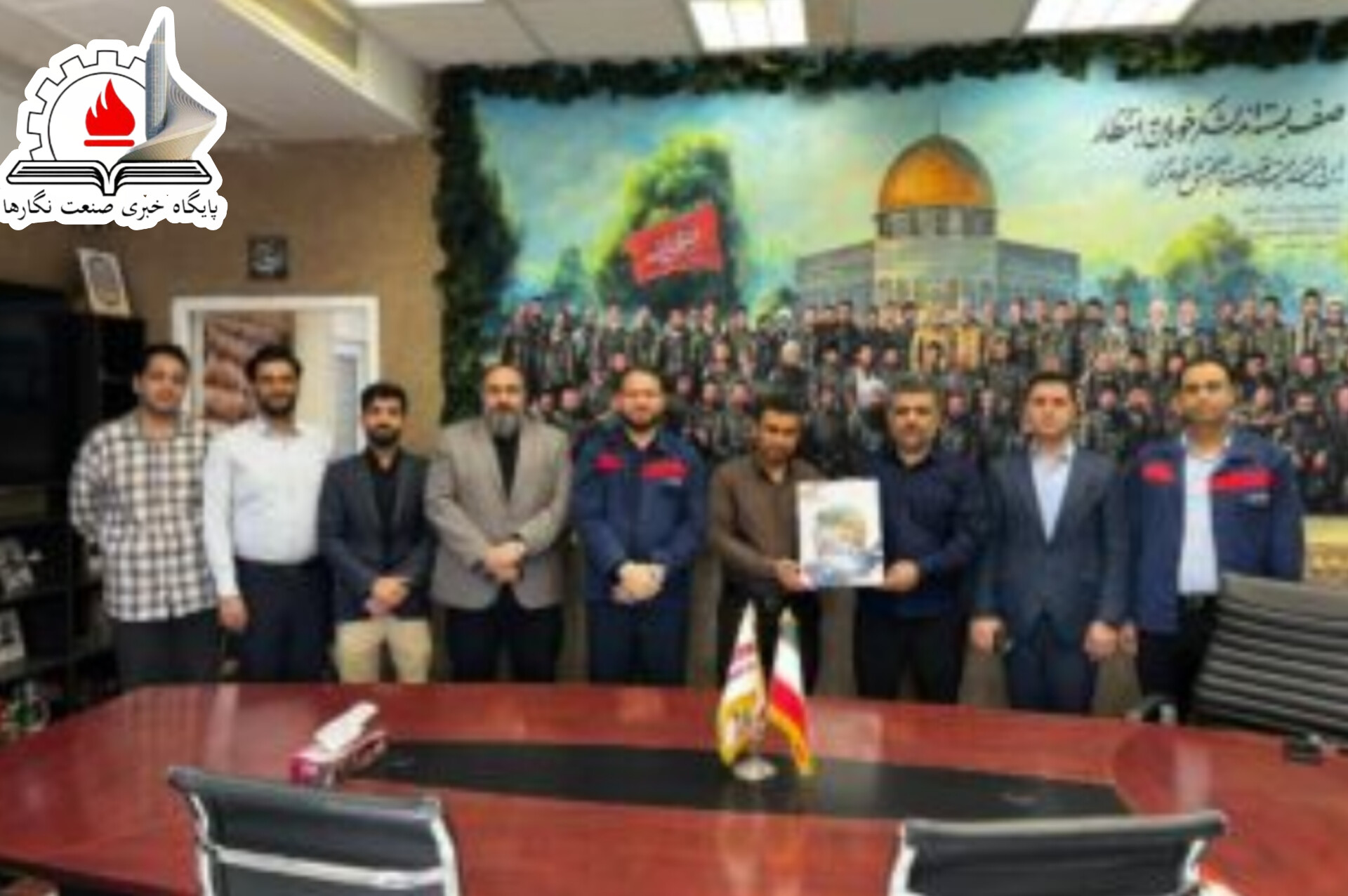 اهدای تابلوی «ایران جان» به فرمانده پایگاه مقاومت بسیج فولاد اکسین