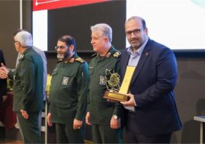 مدیرعامل شرکت فولاد خوزستان موفق به دریافت تندیس نشان ملی اقتصاد مقاومتی شد