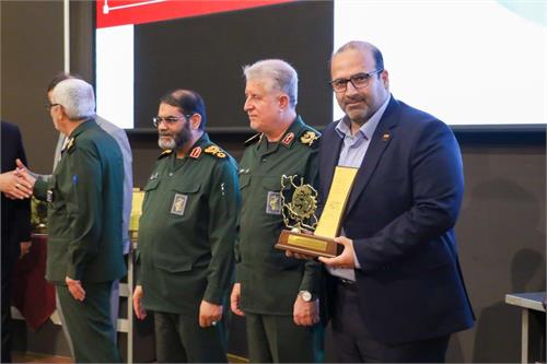 مدیرعامل شرکت فولاد خوزستان موفق به دریافت تندیس نشان ملی اقتصاد مقاومتی شد