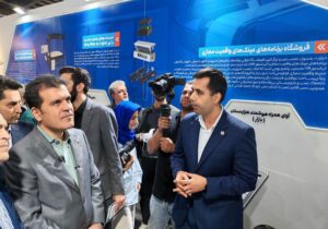 بازدید معاون علمی و فناوری ریاست جمهوری از غرفه آریاساسول در نمایشگاه فر ایران