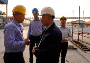 در جریان بازدید از واحد آروماتیک؛ گفت‌ وگوی رودررو و صمیمی مدیرعامل پتروشیمی بندرامام با کارکنان